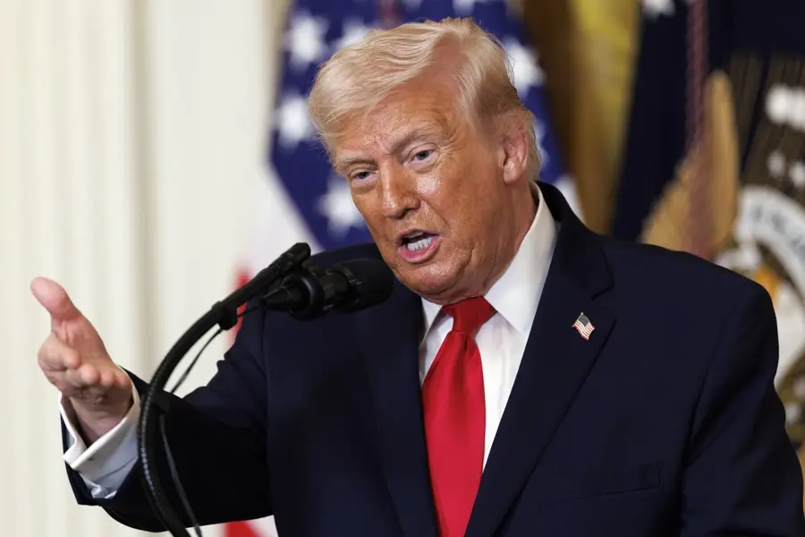 Trump dice que ejecutó uno de los bombardeos "más poderosos" contra isla petrolera iraní