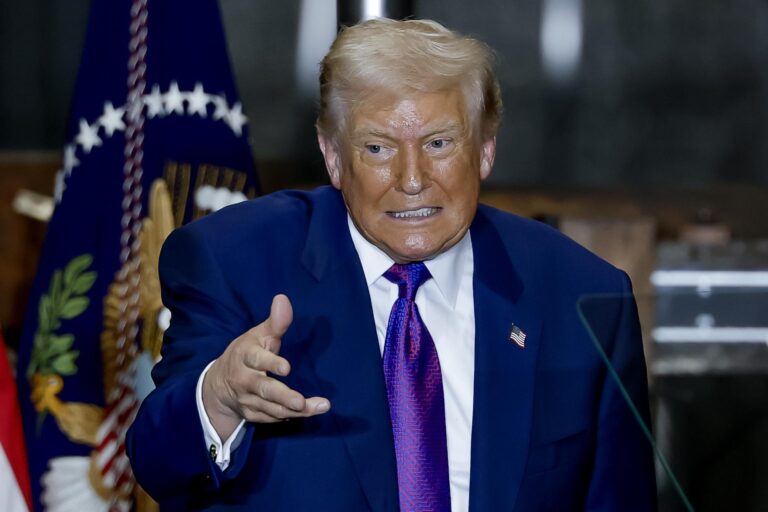 Trump dice que considera un ataque limitado para presionar a Irán